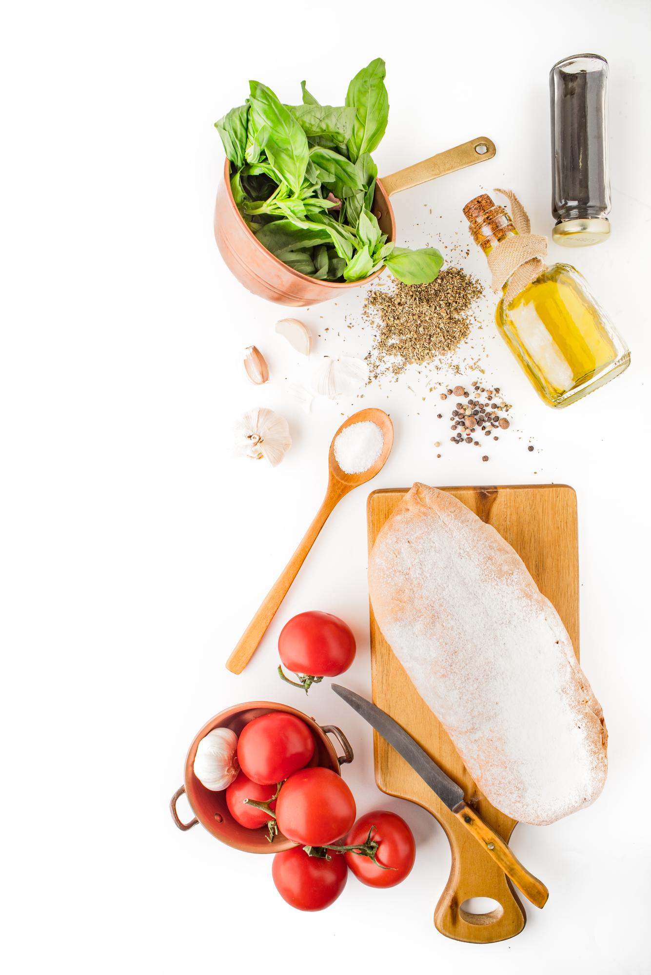 Ingredienti selezionati su tavolo di lavoro
